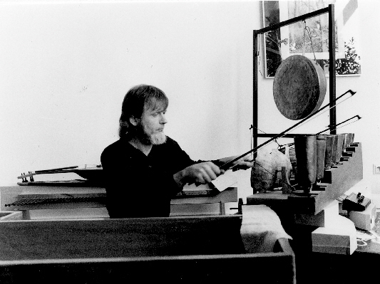 Martin vor eigenen Instrumenten Martin vor eigenen Instrumenten
